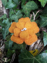 Charger l'image dans la galerie, barrette fleur d'aubépine soleil