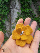 Charger l'image dans la galerie, barrette fleur d'aubépine soleil