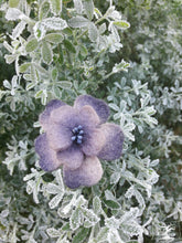 Charger l'image dans la galerie, broche fleur d'aubépine coloris violet fâné (teinture végétale)