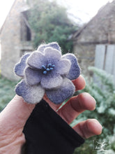 Charger l'image dans la galerie, broche fleur d'aubépine coloris violet fâné (teinture végétale)