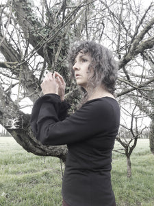 pull en jersey molleton noir, une femme près d'un pommier en Bretagne, vêtement de la créatrice Maureen