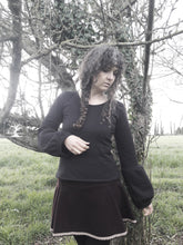 Charger l&#39;image dans la galerie, pull en jersey molleton noir, une femme près d&#39;un pommier en Bretagne, vêtement de la créatrice Maureen
