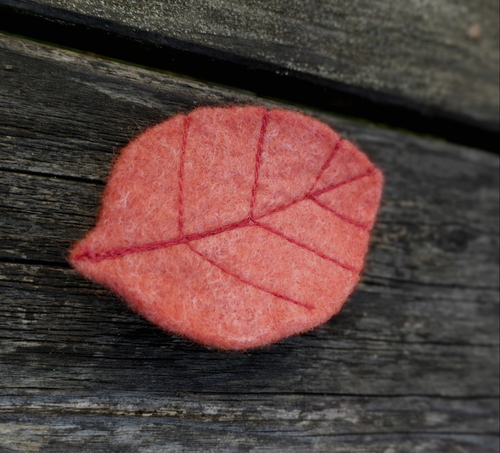 broche feuille d'automne orangée