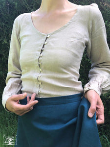 chemisier en lin beige naturel boutonné de boutons de nacre, plis religieuses aux poignets style ancien. par la créatrice Maureen, fabriqué en Bretagne.
