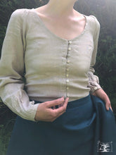 Charger l&#39;image dans la galerie, chemisier en lin beige naturel boutonné de boutons de nacre, plis religieuses aux poignets style ancien. par la créatrice Maureen, fabriqué en Bretagne.