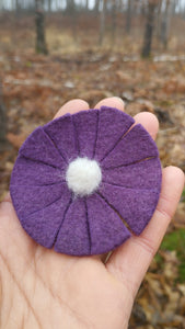 Broche Astrée violet myrtille coeur blanc