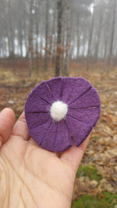 Broche Astrée violet myrtille coeur blanc