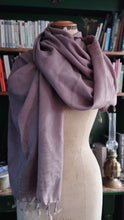 Charger l&#39;image dans la galerie, étole en pure laine mérinos(teinture végétale)