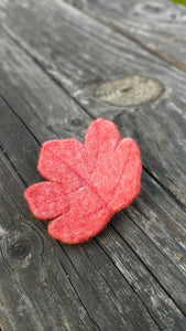 Broche petite feuille d'érable orangée