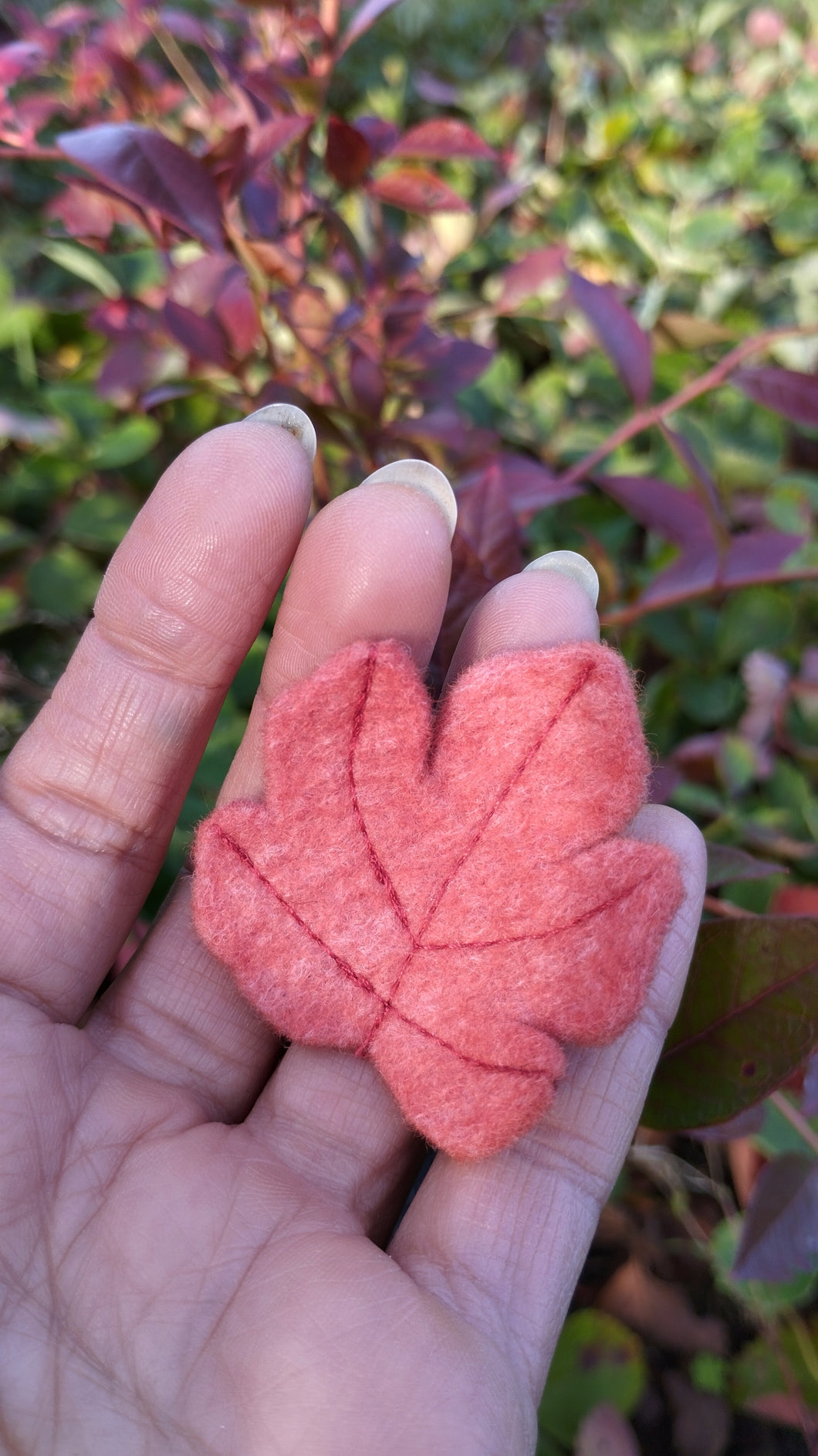 Broche petite feuille d'érable orangée