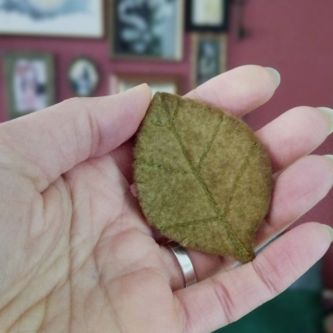 broche feuille verte d'automne