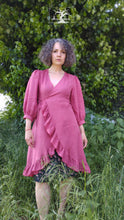 Charger l&#39;image dans la galerie, robe en lin rose pivoine, fuchsia, lin biologique, forme cache coeur, créatrice Maureen dans son jardin