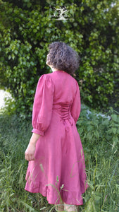 robe en lin rose pivoine, fuchsia, lin biologique, forme cache coeur, créatrice Maureen sous le sureau en fleur