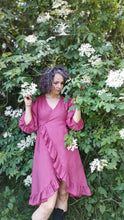 Charger l&#39;image dans la galerie, robe en lin rose pivoine, fuchsia, lin biologique, forme cache coeur, créatrice Maureen sous le sureau en fleur