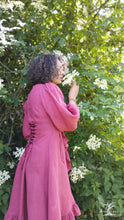 Charger l&#39;image dans la galerie, robe en lin rose pivoine, fuchsia, lin biologique, forme cache coeur, créatrice Maureen sous le sureau en fleur