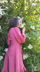 robe en lin rose pivoine, fuchsia, lin biologique, forme cache coeur, créatrice Maureen sous le sureau en fleur