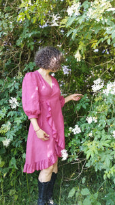 robe en lin rose pivoine, fuchsia, lin biologique, forme cache coeur, créatrice Maureen sous le sureau en fleur