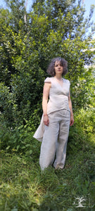 pantalon en lin beige, teinture au brou de noix et lin biologique, porté par Maureen avec la tunique queue de pie Alice, creatrice Maureen sous le sureau en fleur