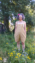 Charger l&#39;image dans la galerie, salopette short lin ocre (teinture végétale à la main)
