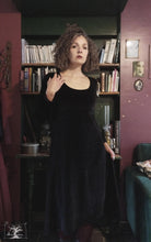 Charger l&#39;image dans la galerie, robe Ann Elliott en jersey de velours  noir