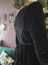 Charger l&#39;image dans la galerie, robe Ann Elliott en jersey de velours  noir