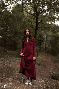 robe kaer, longue robe en jersey de coton bordeaux, portée par une jeune femme en foret, creation Maureen Vinot boutiquemaureen