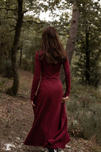 robe kaer, longue robe en jersey de coton bordeaux, manches longues, portée par une jeune femme en foret, création Maureen Vinot boutiquemaureen