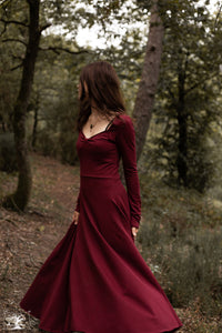 robe kaer, longue robe en jersey de coton bordeaux, manches longues, portée par une jeune femme en foret, création Maureen Vinot boutiquemaureen