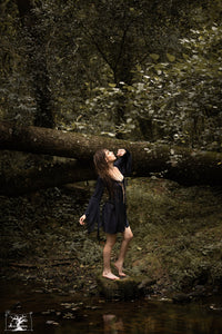 tunique, cache poussière en étamine de laine bleu nuit, manches évasées création Maureen Vinot boutiquemaureen, photo prise en forêt, en Bretagne au bord de l'eau.