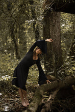 Charger l&#39;image dans la galerie, robe cintrée en laine tissée, gris chiné/noir robe Morgane, avec dentelles. création Maureen Vinot, photo prise en forêt de Bretagne