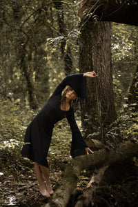 robe cintrée en laine tissée, gris chiné/noir robe Morgane, avec dentelles. création Maureen Vinot, photo prise en forêt de Bretagne
