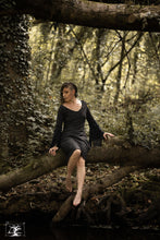 Charger l&#39;image dans la galerie, robe cintrée en laine tissée, gris chiné/noir robe Morgane, avec dentelles. création Maureen Vinot, photo prise en forêt de Bretagne