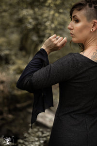 détail de manche et robe cintrée en laine tissée, gris chiné/noir robe Morgane, avec dentelles. création Maureen Vinot, photo prise en forêt de Bretagne