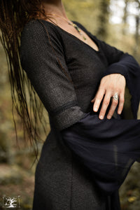 robe en tissage de laine grise et tunique, cache poussière en étamine de laine bleu nuit, création Maureen Vinot boutiquemaureen, photo prise en forêt, en Bretagne au bord de l'eau.