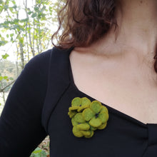 Charger l&#39;image dans la galerie, broche trois fleurs de cerisier vert