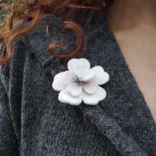 Charger l&#39;image dans la galerie, broche fleur d&#39;aubépine écru cœur violet (teinture végétale)