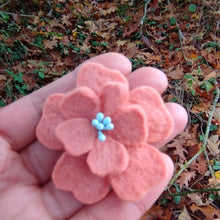 Charger l&#39;image dans la galerie, broche fleur d&#39;aubépine corail (teinture végétale)