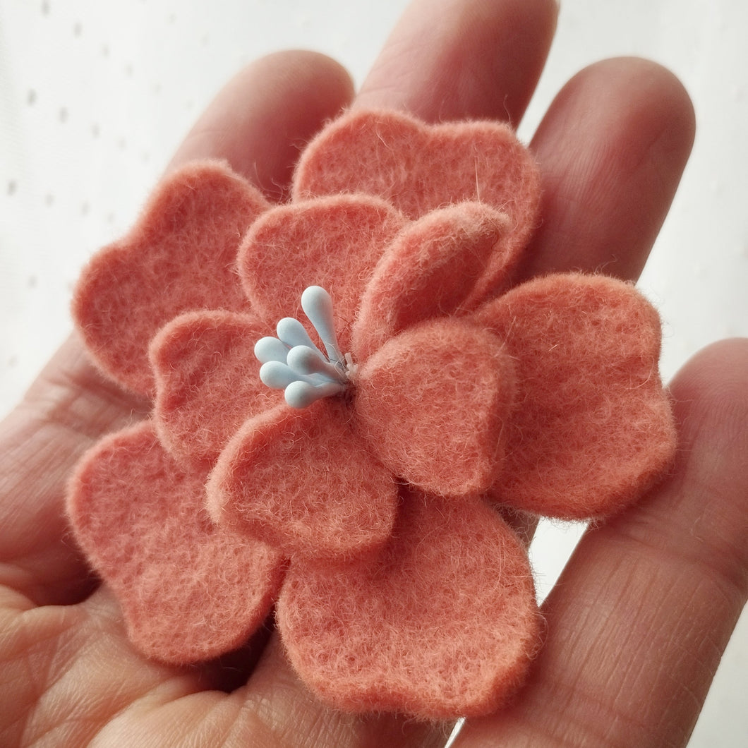 broche fleur d'aubépine corail (teinture végétale)