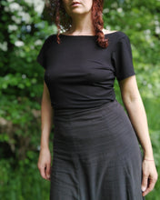Charger l&#39;image dans la galerie, tee shirt noir à manches courtes, avec jupe noire taille haute en coton. Création Maureen Vinot