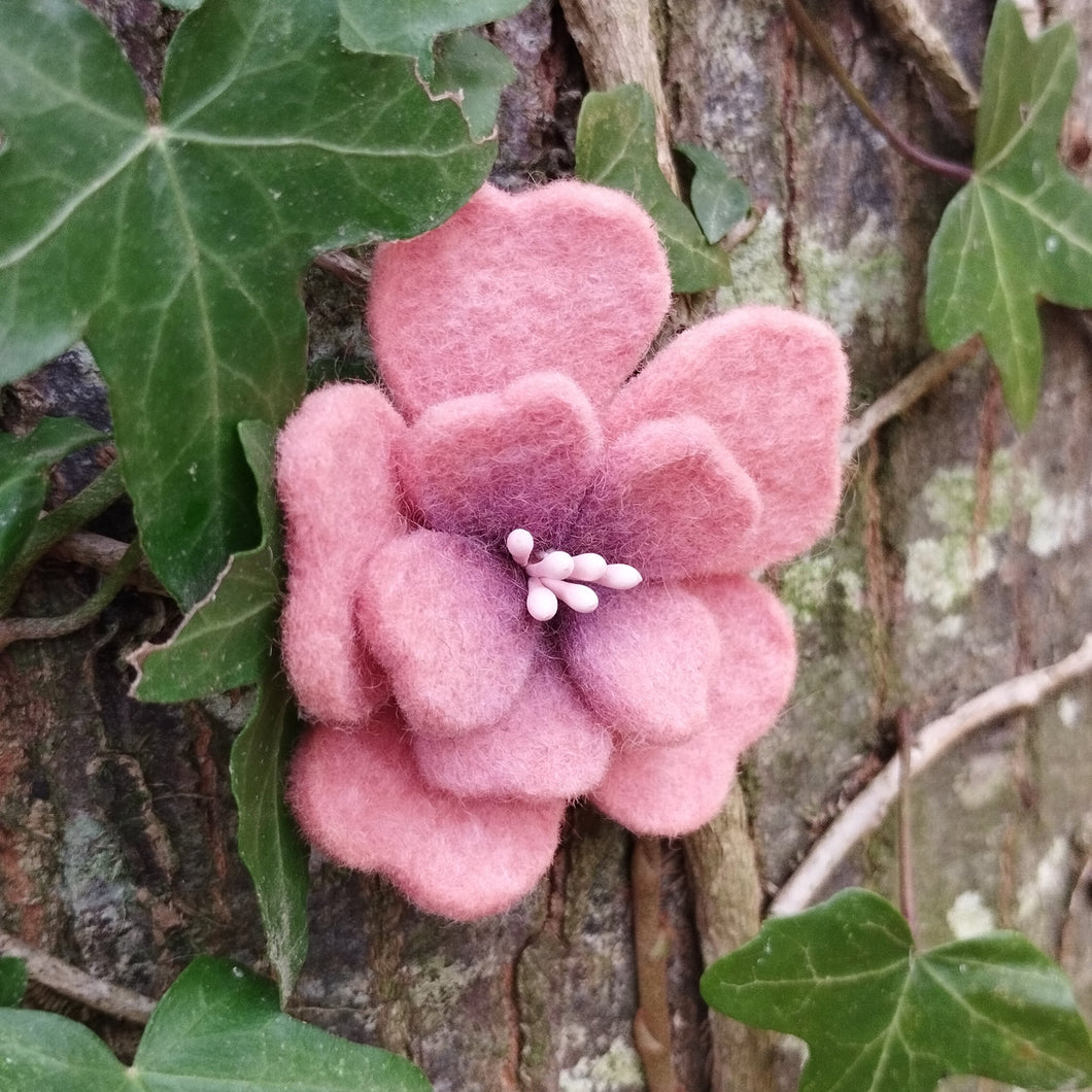 barrette fleur d'aubépine corail (teinture végétale)