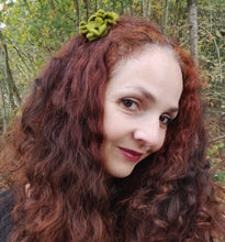 Charger l&#39;image dans la galerie, Barrette trois fleurs de cerisier vert