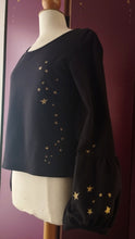 Charger l'image dans la galerie, pièce unique sweat-shirt noir étoiles dorées taille 40