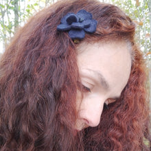 Charger l&#39;image dans la galerie, barrette fleur d&#39;aubépine violet foncé (teinture végétale)