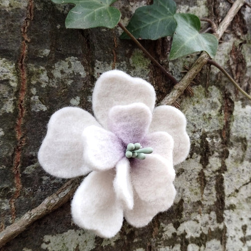 broche fleur d'aubépine écru cœur violet (teinture végétale)