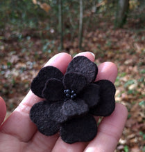 Charger l&#39;image dans la galerie, broche fleur d&#39;aubépine noire ( teinture végétale)