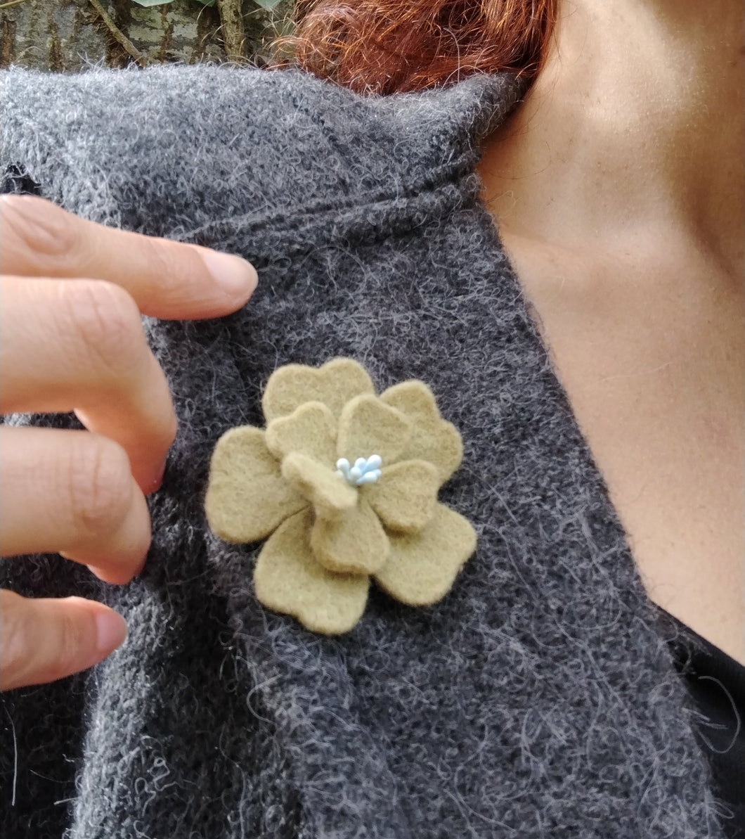 broche fleur d'aubépine vert d'eau (teinture végétale)