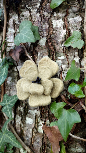 broche fleur d'aubépine vert d'eau (teinture végétale)