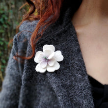 Charger l&#39;image dans la galerie, broche fleur d&#39;aubépine écru cœur violet (teinture végétale)