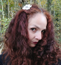 Charger l&#39;image dans la galerie, barrette fleur d&#39;aubépine écru cœur violet (teinture végétale)