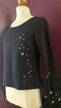 Charger l'image dans la galerie, pièce unique sweat-shirt noir étoiles dorées taille 40